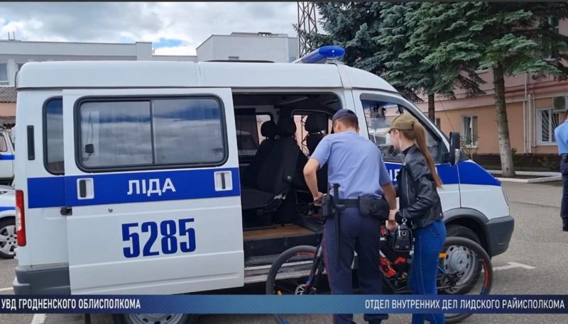 В Лиде переодетые милиционеры патрулируют улицы на велосипеде