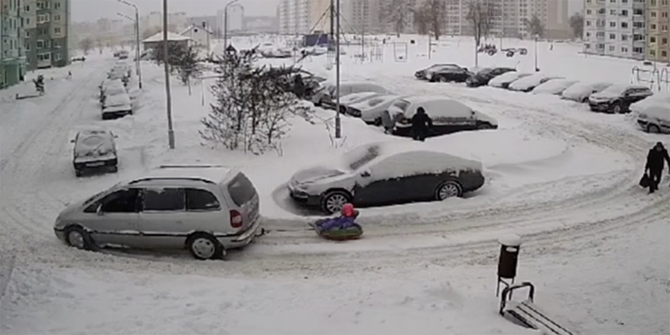 Белорус привязал тюбинг к авто и прокатил на нем ребенка - пришлось ответить по закону