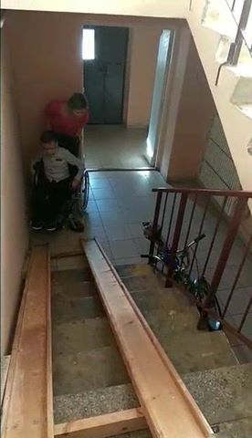 Мама из Лиды сняла видео о том, как пытается поднять сына на коляске по пандусу в подъезде