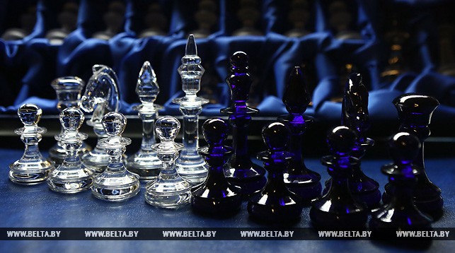 В Березовке начали выпускать хрустальные шахматы