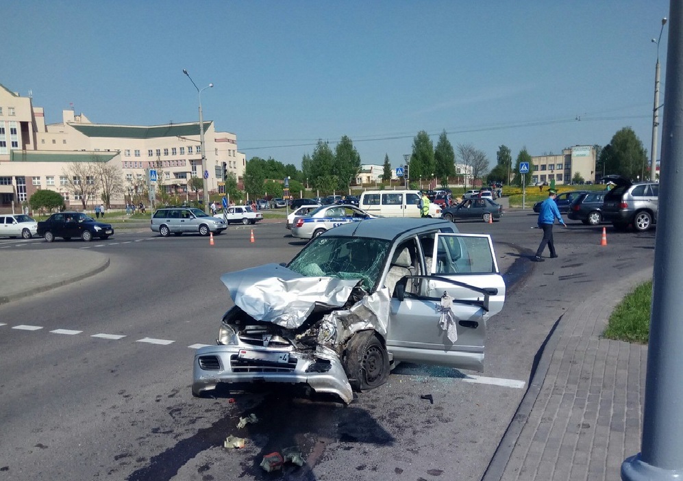 В Гродно столкнулись два автомобиля, пострадали три человека [ВИДЕО]