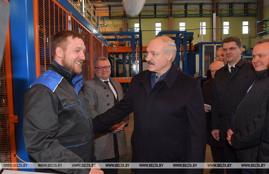 Лукашенко пообещал поддержку стеклозаводу Неман и заявил о расширении производства