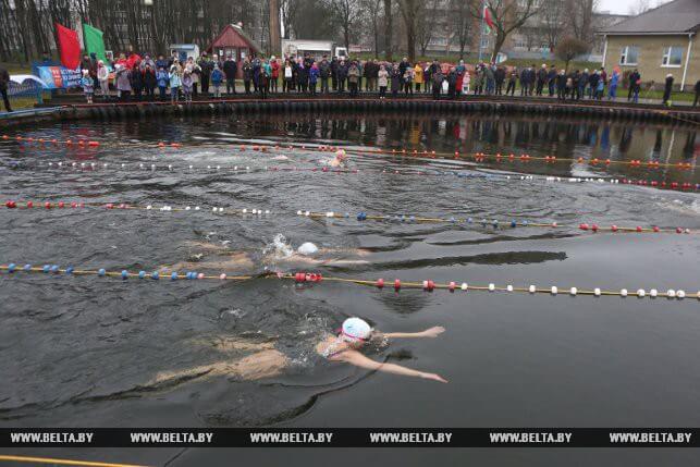 На Лидском озере прошёл первый турнир по зимнему плаванию